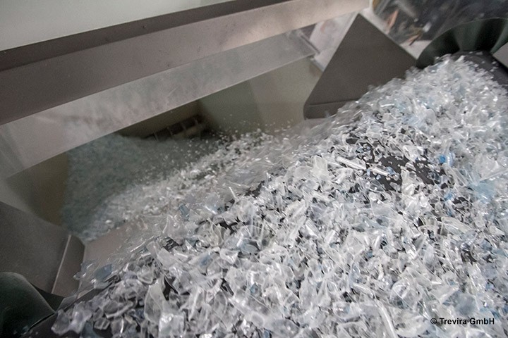 Flakes aus transparenten PET-Flaschen Trevira_flakes